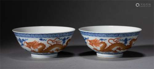 A PAIR OF BLUE AND WHITE PORCELAIN RED DRAGON BOWLS