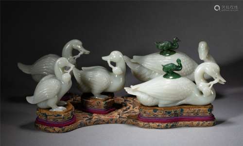 A GROUP OD FIVE JADE DUCKS ORNAMENTS