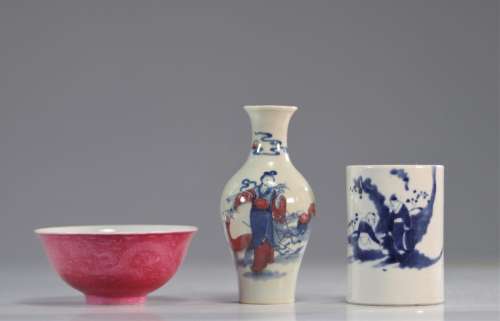 Vase, bol et porte pinceau -marques Guangzu et Kanxi<br />
P...