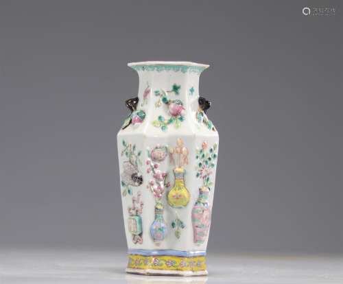 Vase famille rose à décor en relief provenant de Chine, tran...