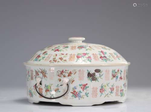 Terrine en porcelaine de chine famille rose<br />
Poids: 3.2...