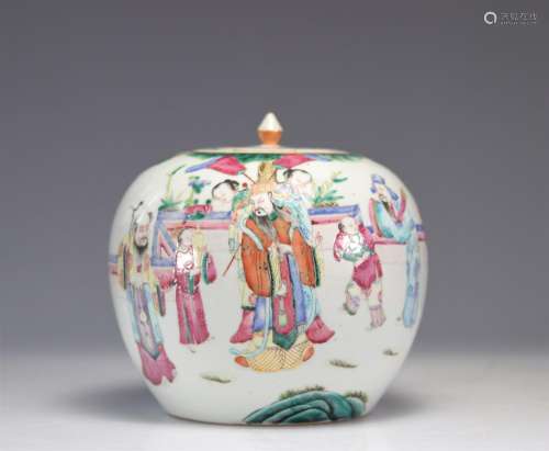 Vase couvert en porcelaine famille rose à décor de personnag...