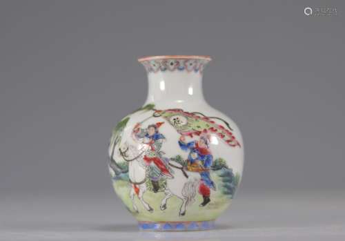 Vase en porcelaine à décor de cavaliers époque république<br...