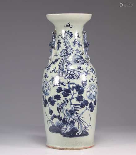 Vase en porcelaine céladon à décor de dragon et phénix Qing ...