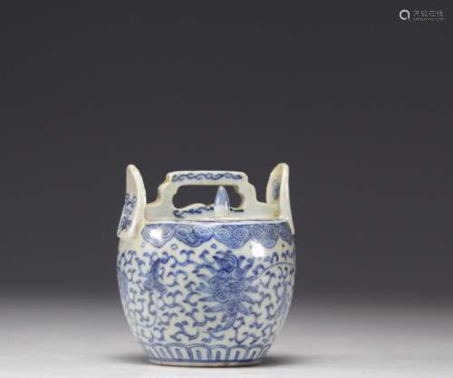 Théière en porcelaine blanc bleu d'époque Qing<br />
Poids: ...
