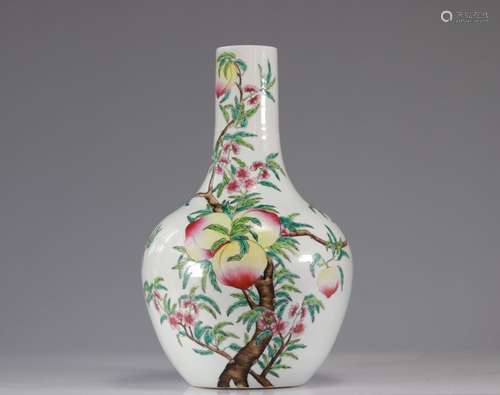 Vase en porcelaine à décor de pêches vers 1900<br />
Poids: ...