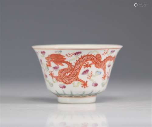 Bol en porcelaine à décor de dragons marque sous la pièce<br...