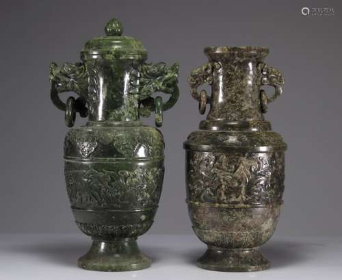 Lot de deux vases en Jade ornée de tête de Dragon<br />
Poid...