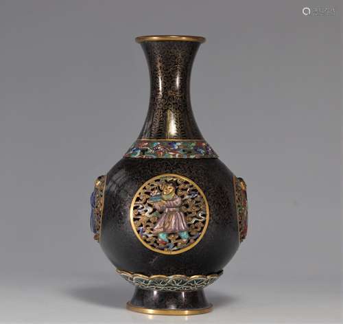 Vase en bronze cloisonné orné de personnages époque Qing<br ...