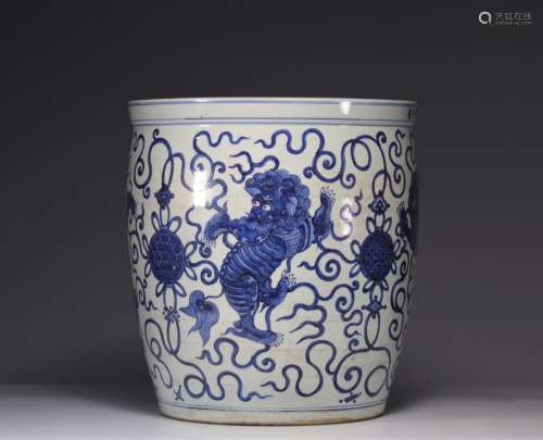 Imposant vase blanc bleu à décors de dragons<br />
Poids: 17...