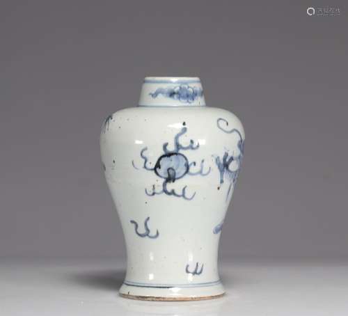 Vase Meiping d'époque Ming à décor de dragons<br />
Poids: 1...