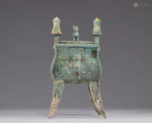 Urne en bronze décor archaïque d'époque Shang<br />
Poids: 3...