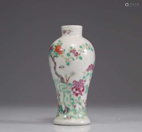 Vase en porcelaine famille rose XVIIIème<br />
Poids: 476 g<...