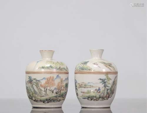 Paire de bols couverts en porcelaine décor de paysage<br />
...