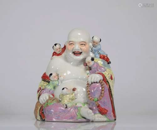 Bouddha en porcelaine famille rose<br />
Poids: 3.29 kg<br /...