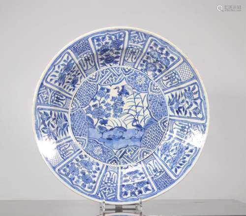 Grand plat en porcelaine blanc bleu 17ème<br />
Poids: 4.00 ...