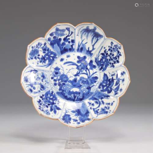 Assiette en porcelaine de chine blanc bleu en forme de lotus...