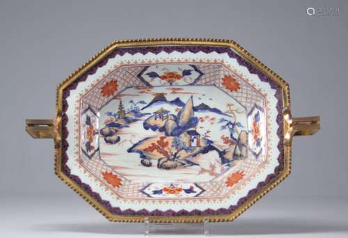 Plat en porcelaine de chine monté sur bronze doré  du XVIIIe...