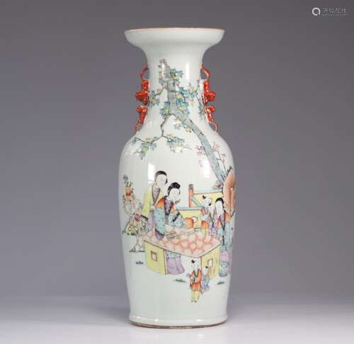 Grand vase en porcelaine de chine à décor de femmes et enfan...