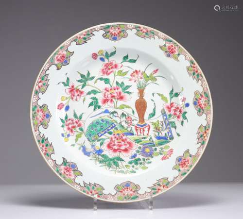 Assiettes en porcelaine famille rose XVIIIème<br />
Poids: 1...