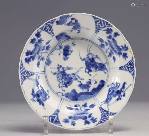 Assiette en porcelaine blanc bleu à décor de guerriers mar...