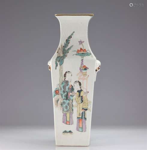 Vase en porcelaine de forme carrée à décor de jeunes femmes<...