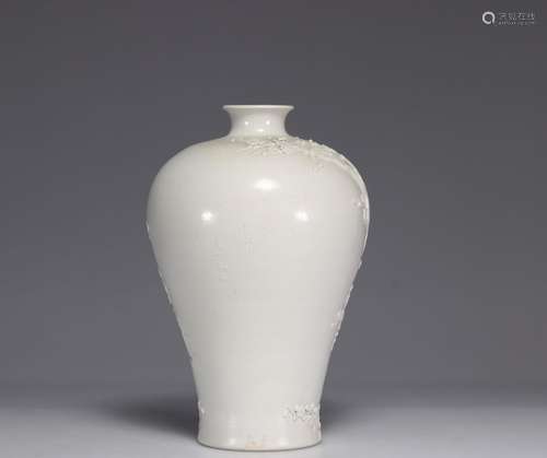 Vase Meiping blanc de chine à décor de paons<br />
Poids: 2....