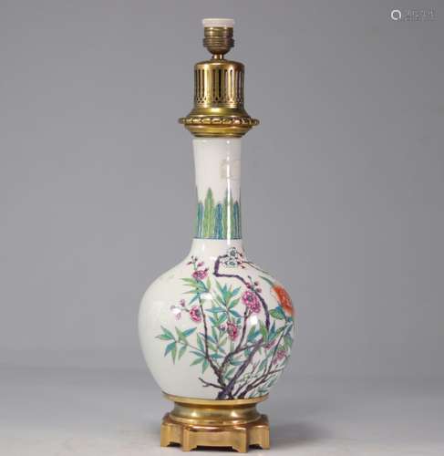 Lampe en porcelaine de chine à décor de fleurs<br />
Poids: ...