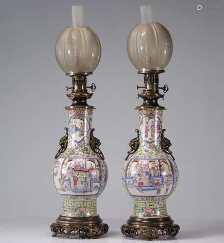 Imposantes paire de lampes en porcelaine de chine famille ro...