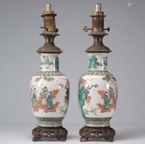 Paire de vases en porcelaine de la famille verte à décor de ...