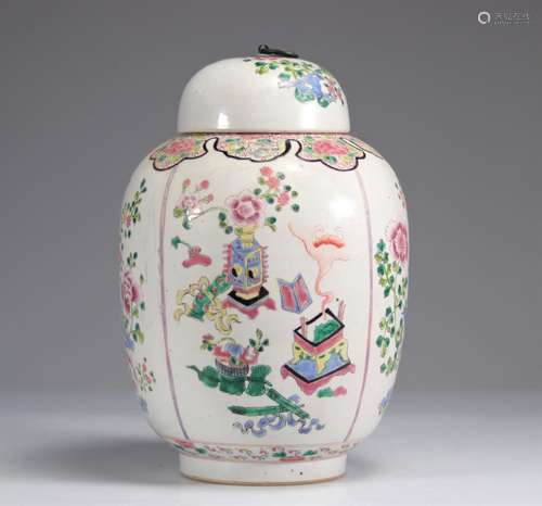 Vase couvert en porcelaine de chine famille rose<br />
Poids...