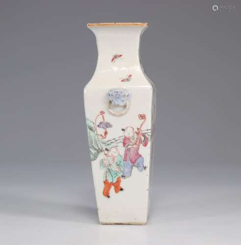 Vase en porcelaine de chine famille rose décor de jeune femm...