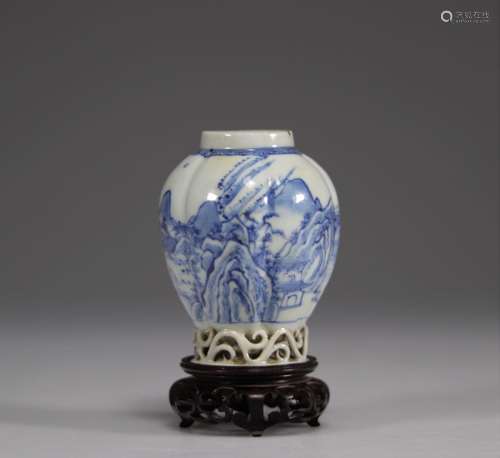 Vase en porcelaine de chine blanc bleu Qianlong 18ème<br />
...