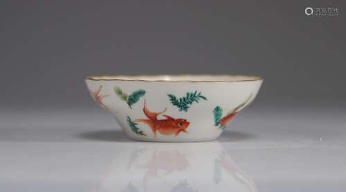 Bol en porcelaine de chine à décor de poissons rouges<br />
...