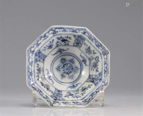 Bol en porcelaine octogonal blanc bleu dynastie Qing<br />
P...