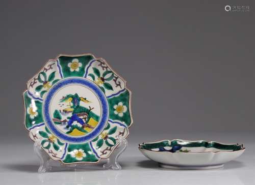 Assiettes (2) en porcelaine de chine marque sous la pièce<br...