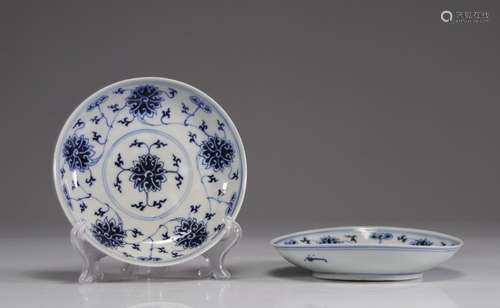 Paires d'assiettes blanc bleu marque Kangxi<br />
Poids: 460...