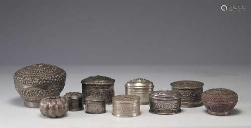 Lot de 10 boîtes à bétel et à chaux en argent repoussé, Birm...