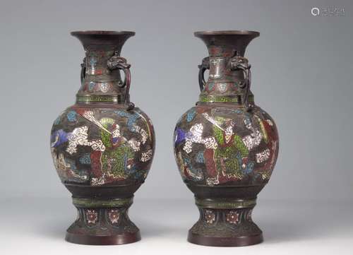 Paire de vases encloisonnés provenant d'Asie du XIXe siècle<...