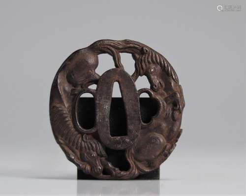 Japon époque Edo (1603 - 1868). Tsuba en acier ajouré de for...