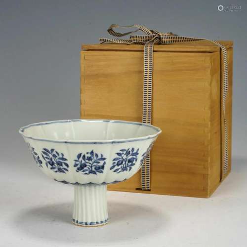 A CHINESE BLUE AND WHITE FLORAL STEAM CUP