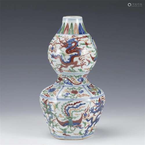 A CHINESE FAMILLE VERTE DOUBLE GOURDS VASE