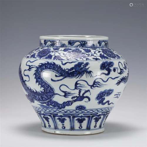 A CHINESE BLUE AND WHITE PORCELAIN JAR