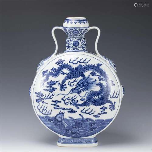 A BLUE AND WHITE PORCELAIN FLASK MOON VASE