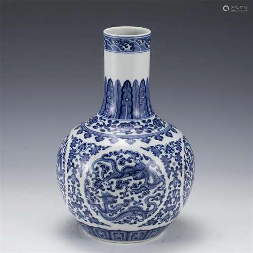 A BLUE AND WHITE PORCELAIN VASE