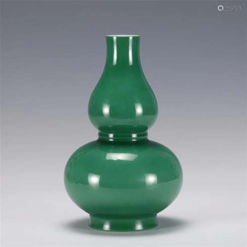 A CHINESE GREEN GLAZED DOUBLE-GOURDS VASE