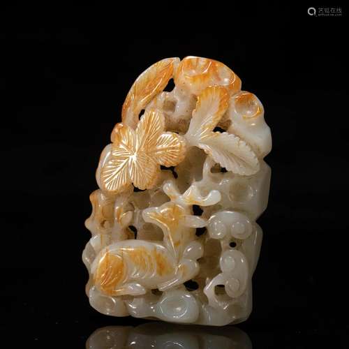 A CHINESE CARVED JADE DECORATION