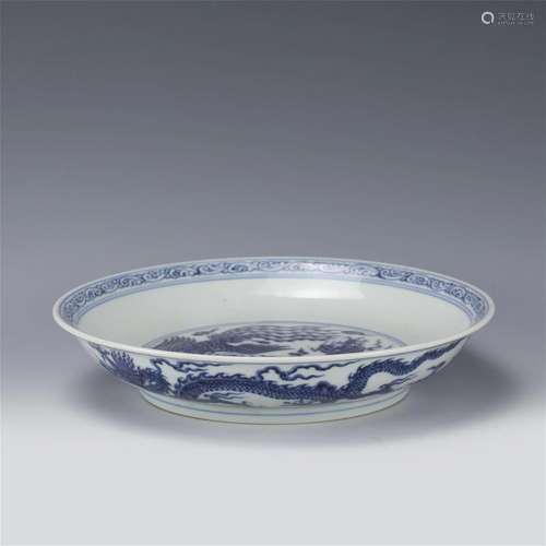 A BLUE AND WHITE PORCELAIN DISH