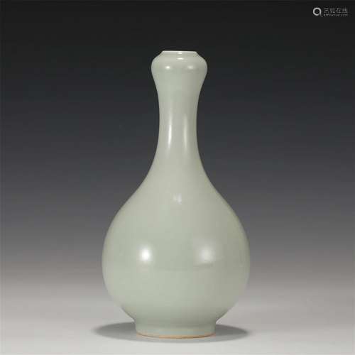 A CHINESE CELADON GLAZE PORCELAIN VASE