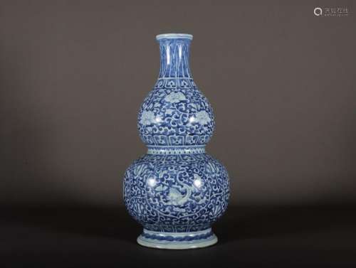 Blue and white gourd vase with twining lotus and dragon patt...